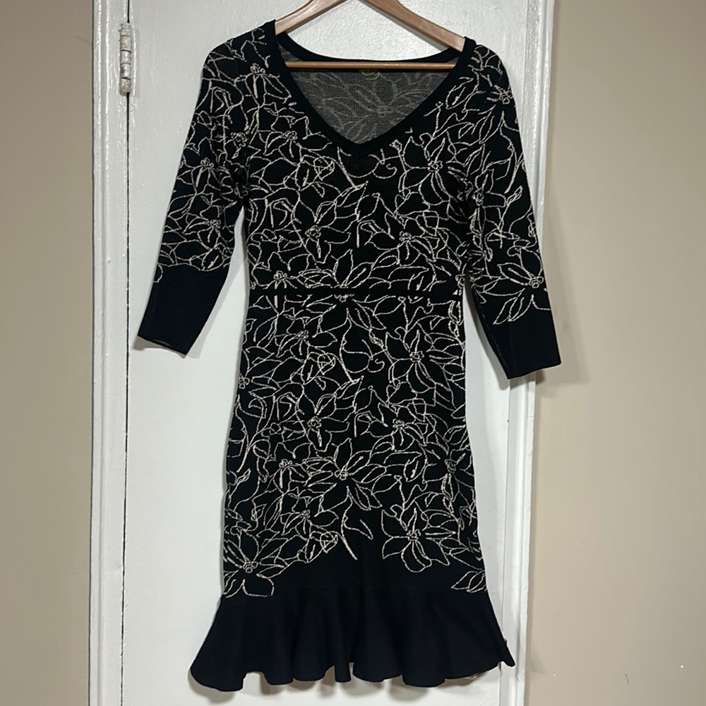 Women’s vintage v neck sweater dress size S ruffle bottom black/beige color